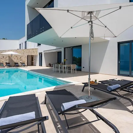 Holiday home Beautiful In With Kitchen Omis